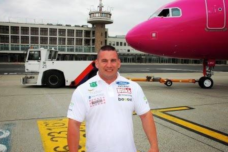 Világrekord: foggal húzott el egy repülőgépet Sinka Zsolt magyar erőművész