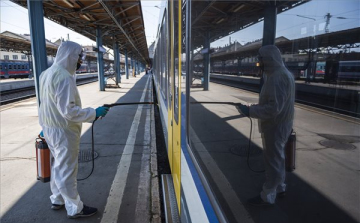 Leszállítják a vonatokról és a volánbuszokról azokat, akiken nincsen maszk