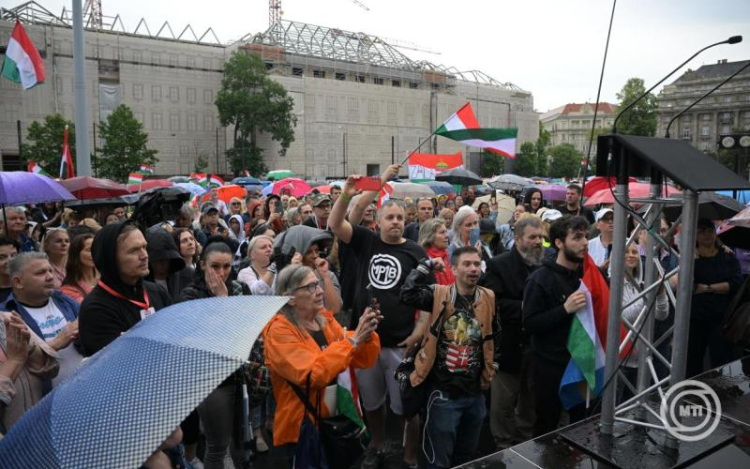 Az európai uniós migrációs paktum ellen tüntettek Budapesten