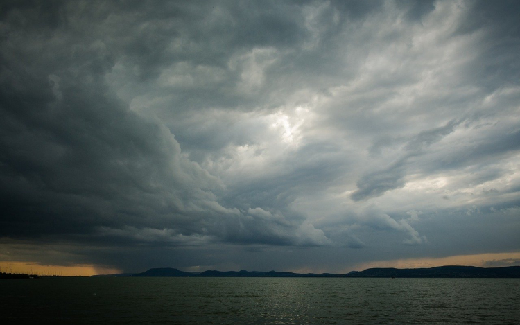 Megbillent a Balaton víztükre