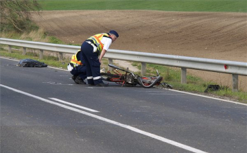 Kamion sodort el egy motorost Kiskunfélegyházánál