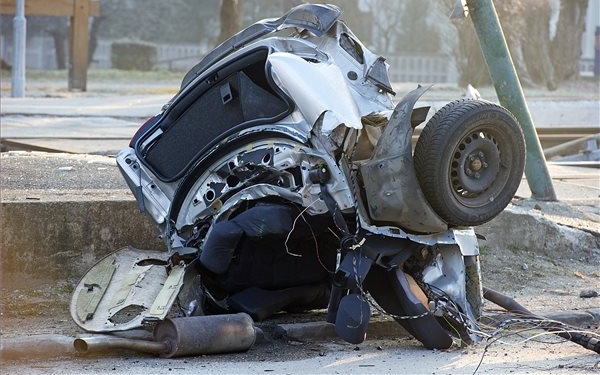 Brutális baleset Budakalászon – kettészakadt egy autó