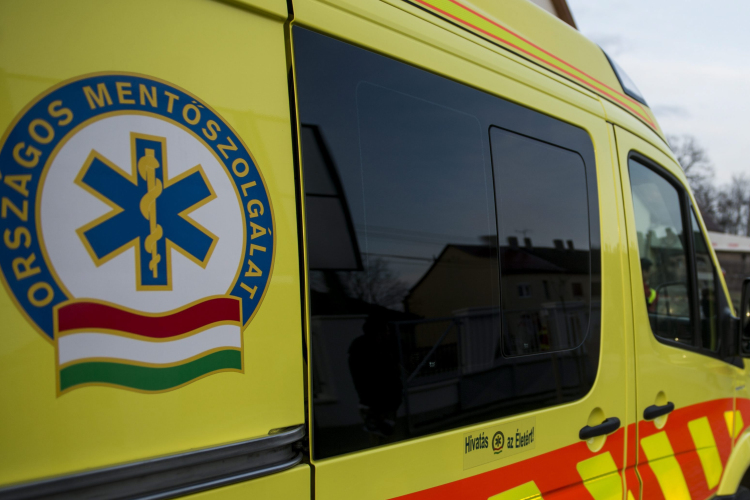 Mentőautó és személykocsi ütközött össze Salgótarjánban