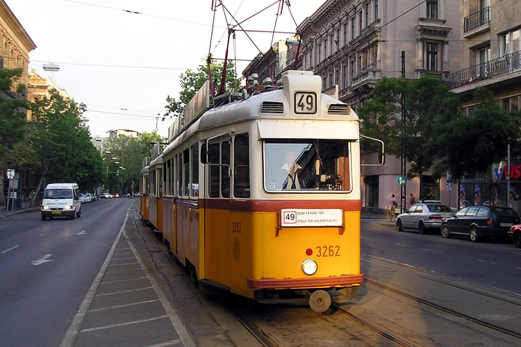 Elbocsátották a 49-es villamoson magából kikelve intézkedő ellenőrt