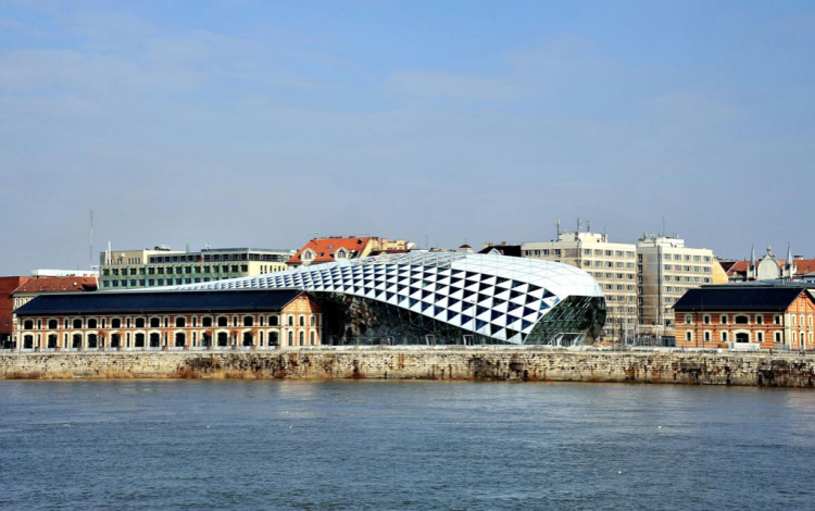 Nem nyereséges, de veszteséget sem termel a Bálna