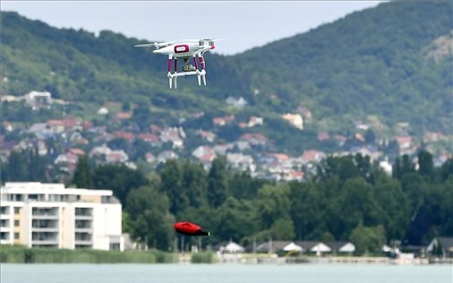 Drónok segítik a vízimentők munkáját a Balatonon