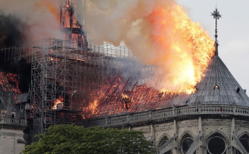 Notre-Dame - A leomlott huszártorony eredeti formában történő helyreállítását javasolja a főépítész