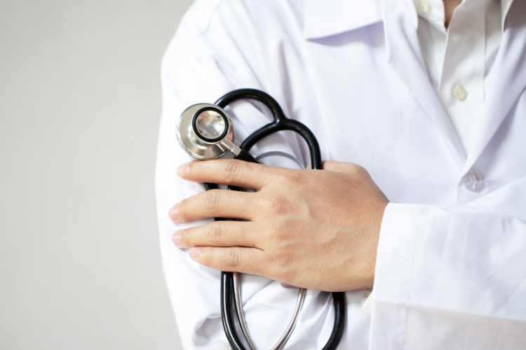 Pszichiáter és álorvos ellen emeltek vádat vesztegetés miatt Zalában