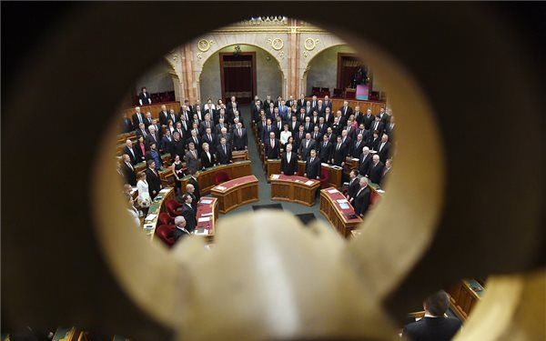 A pedofíliával szembeni szigorúbb fellépésről tárgyal a parlament 