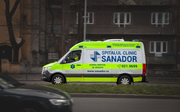 Lopott mentőautóval száguldozott egy ittas férfi Romániában, tüskés útakadállyal állították meg