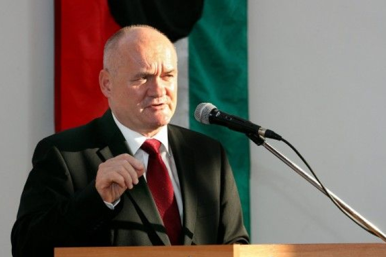 Hende: nem halogathatjuk a haditechnikai eszközök cseréjét