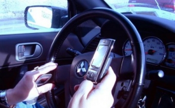 Autóvezetés közben veszélyesebb ábrándozni, mint SMS-ezni