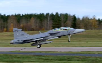 Gripenek kísértek ki a magyar légtérből egy gépet