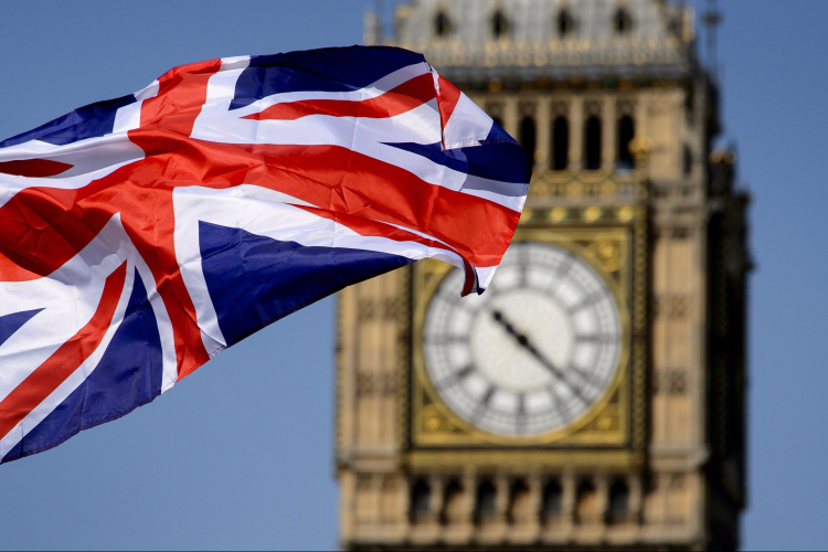 Gyorsított eljárással kaphatnak brit vízumot a magasan képzett külföldi szakemberek