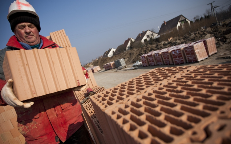 Külföldre csábítanák a hazai szakmunkásokat