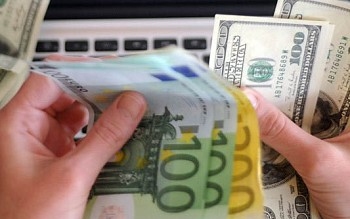 Devizapiac - Árnyalatnyit gyengült a forint az euróval és a dollárral szemben