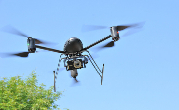 Bárkit megfigyelhetnek drónokkkal