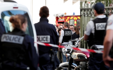 Katonák közé hajtott egy jármű Párizs elővárosában – 6 sérült