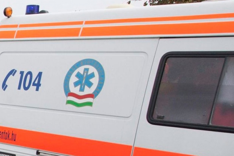 Ketten meghaltak egy gyorsvonattal összeütköző személyautóban Lócsnál
