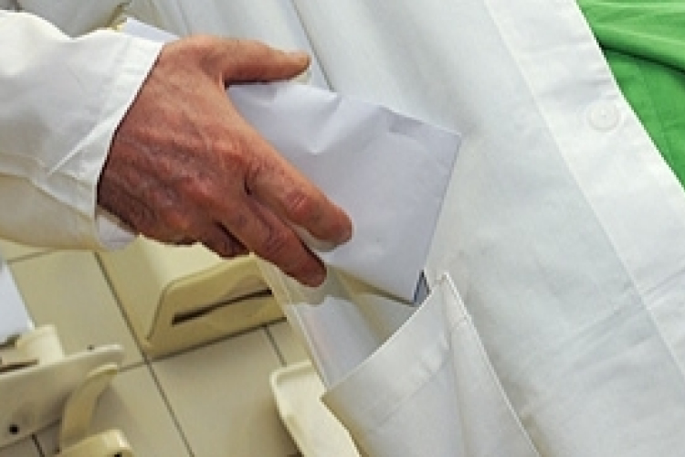 Jogszabály-módosítást kezdeményezett a hálapénz ügyében az ügyészség