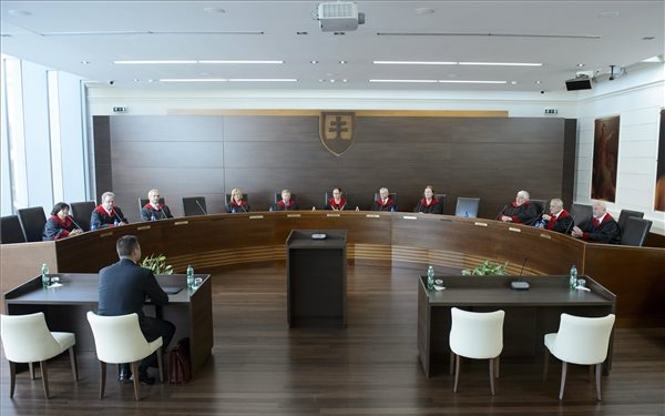 Elutasította a szlovák alkotmánybíróság az állampolgársági törvénnyel kapcsolatos beadványt