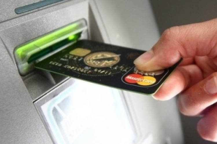 Tízből kilencen nem vesznek ki 150 ezer forint készpénzt havonta