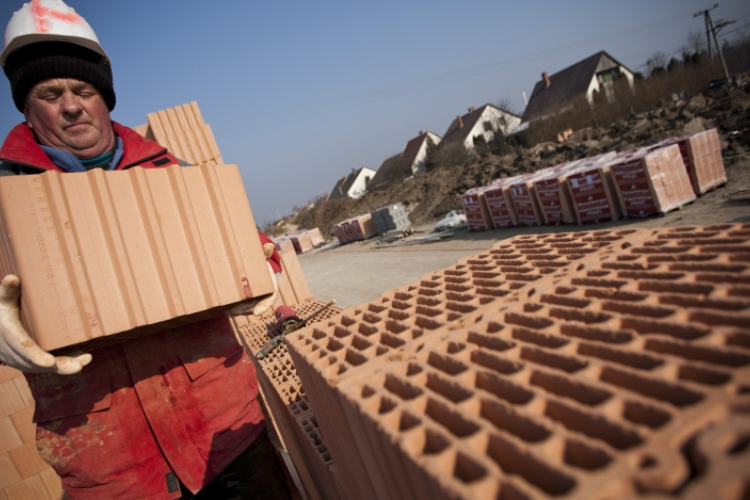 Külföldre csábítanák a hazai szakmunkásokat