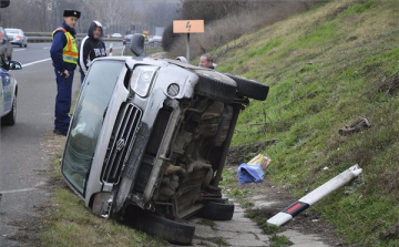 Árokba borult egy autó az M3-as autópályán Mogyoród közelében