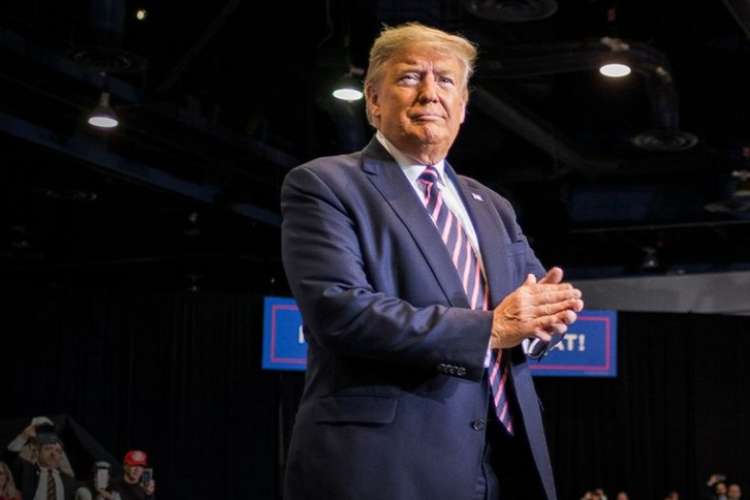 Trump újabb vírustesztje negatív, az elnök Floridában kampányol