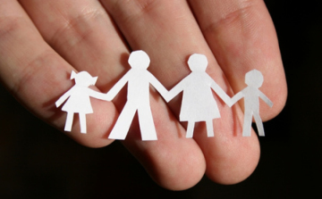 Együttműködik az eltűnt gyerekek védelme érdekében a Kék Vonal és az ombudsman