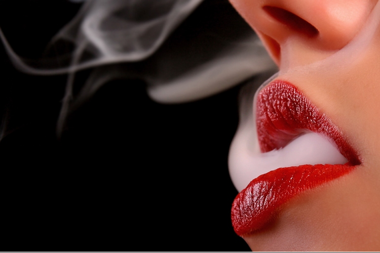 Nagyobb a fogvesztés kockázata a dohányzó, menopauza után lévő nőknél