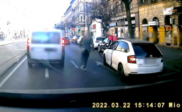 Rátámadt a biciklisre az autós, videó alapján kapták el