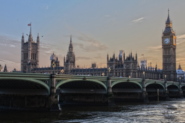 Szombattól karanténra kötelezi a brit kormány a Magyarországról és Portugáliából Angliába utazókat
