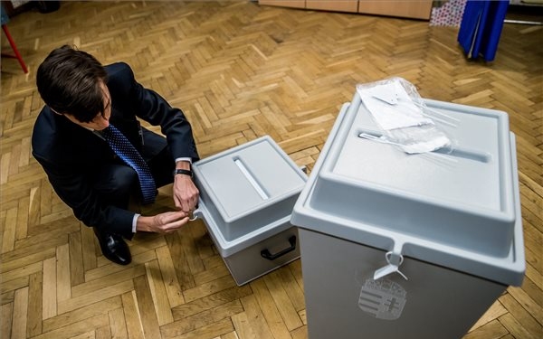 Népszavazás – Új műanyag urnák is várják a szavazatokat