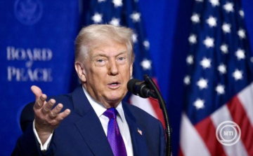 Az amerikai elnök 10-ről 15 százalékra emeli a globális vámtarifát