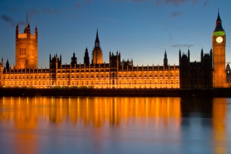 Bizalmat szavazott a brit kormánynak a parlament