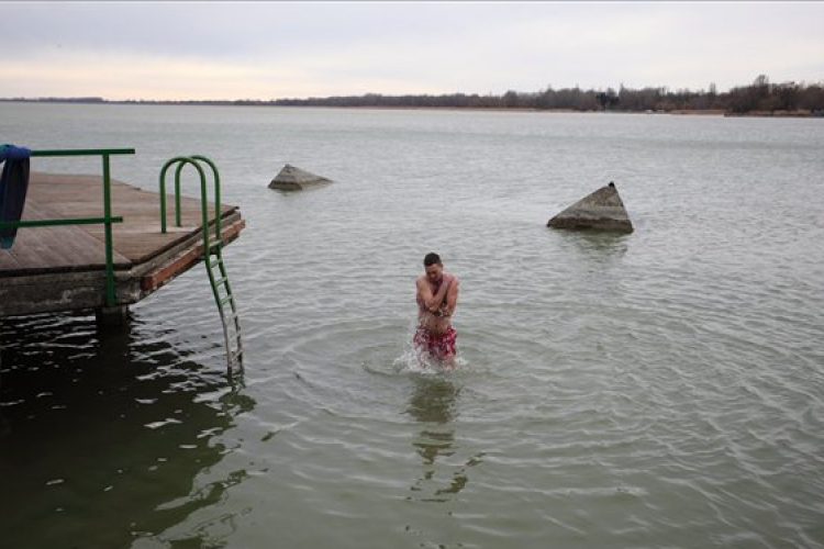 Téli fürdőzés a Balatonban
