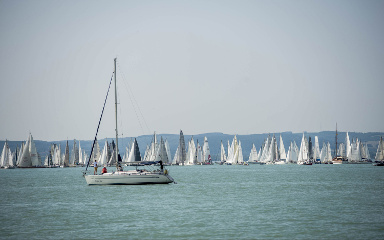 Elrajtolt a Kékszalag mezőnye Balatonfüredről