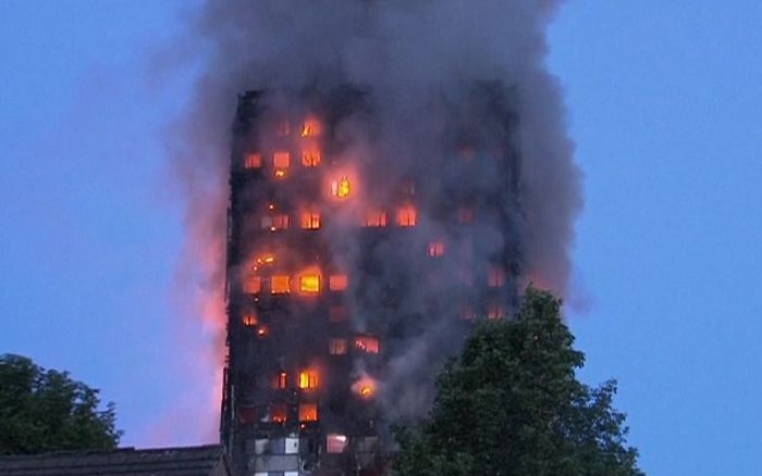 Teljesen kiégett egy toronyház Londonban