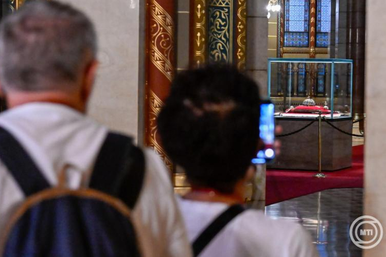 A Szent Korona Testület nem szavazta meg, hogy a koronát az Országház plenáris ülésteremébe mozgassák át a képviselők hivatali esküj