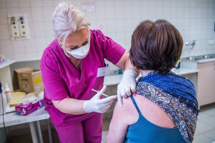 Áder: az oltás nyomán már a járványból kifelé vezet az út